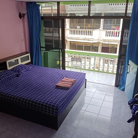 Yuri Guesthouse Jomtien Beach Exterior foto